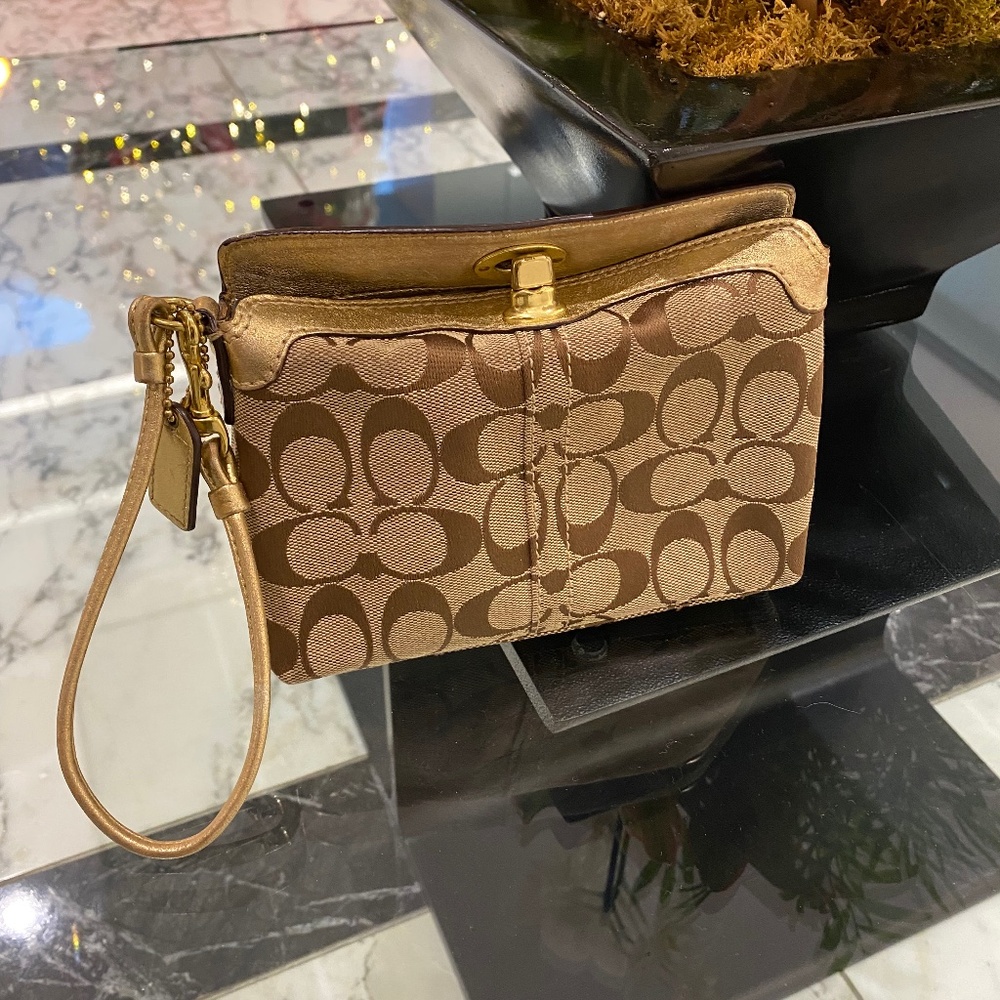 COACH wristlet 4H x 6W